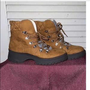 Women’s Hokus Pokus warm hiking boots Size 8
Excellent Like new condition
